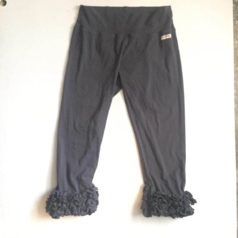NWOT Sew Sassy Gray Ruffled Bottom Capri Pants